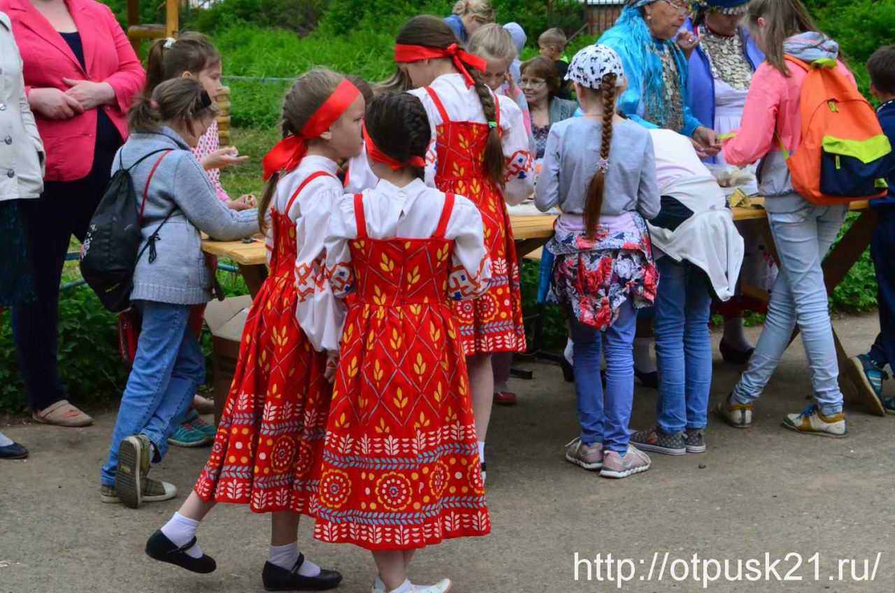 Около русский. Национальный костюм Прикамья. Костюмы народов Прикамья. Народный костюм Прикамья. Русский народный костюм Прикамья.